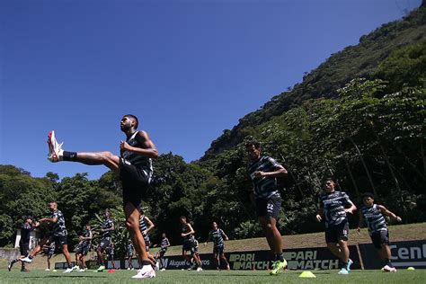 Veja a provável escalação do Botafogo para o jogo contra o Bragantino