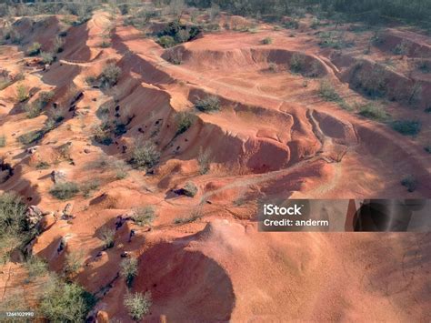 Tambang Bauksit Batuan Sedimen Bauksit Lapuk Mentah Di Permukaan Foto