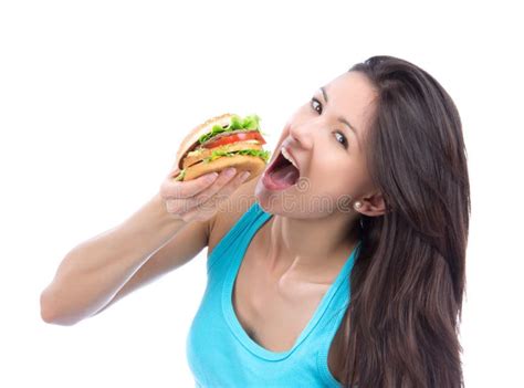 Mujer Que Come Los Alimentos De Preparación Rápida Foto de archivo