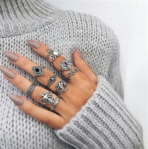 Gray nude almond shaped nails Unhas da moda Unhas artísticas Unhas em forma de amêndoa