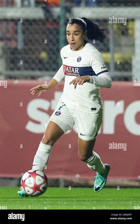 Sakina Karchaoui del Paris Saint Germain controla el balón durante el