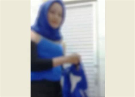 Kebaya Merah Dan Kebaya Hijau Belum Habis Muncul Lagi Yang Biru SPG