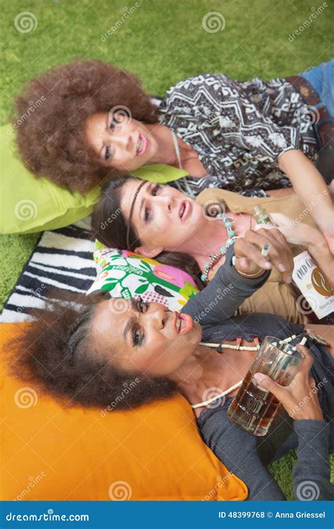 Trois Femmes Ivres Sur Le Plancher Photo Stock Image Du Couverture