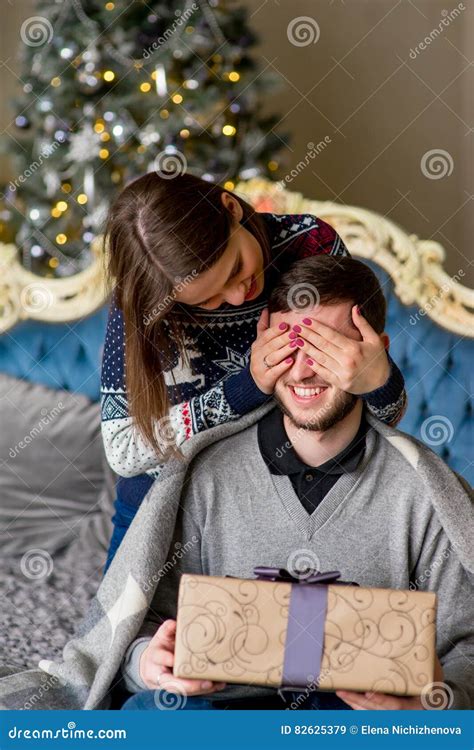 De Vrouw Maakt Tot Een Verrassing Aan De Man Voor Kerstmis Stock Afbeelding Image Of Paar