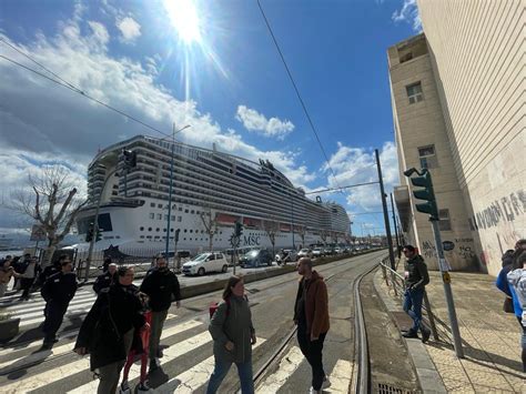 Messina Attraccata La World Europa Nuova Ammiraglia MSC E La Nave