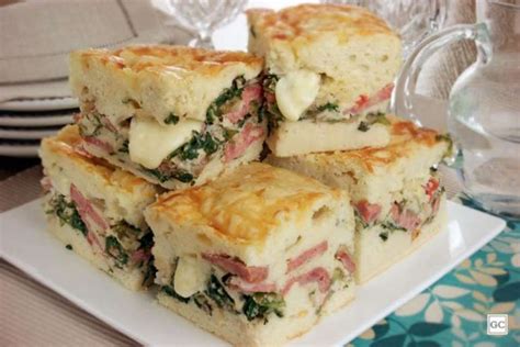 Torta De Calabresa Escarola E Queijo