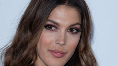 Iris Mittenaere torride elle affiche son corps de rêve dans un bikini très échancré Femme