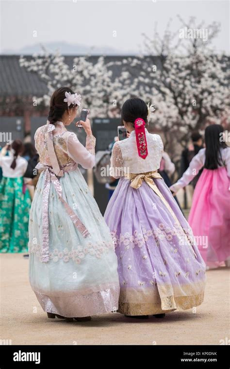 Young girls in Korean traditional costumes at Gyeongbokgung Palace ...