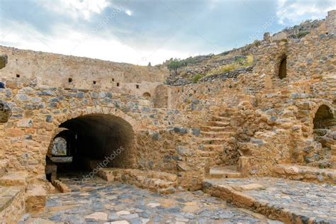 Vista De La Arquitectura Tradicional Y El Arco De Piedra Amarilla Desde