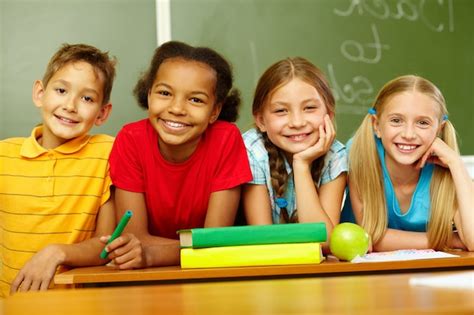 Sourire élèves Du Primaire Assis En Classe Télécharger Des Photos