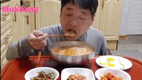 아침밥새벽 5시 경상도식 얼큰한~ 소고기무국에 밥 말아 ★계란후라이 깍두기 열무김치 김치 먹방 Korean Rice Soup Eating Show Mukbang