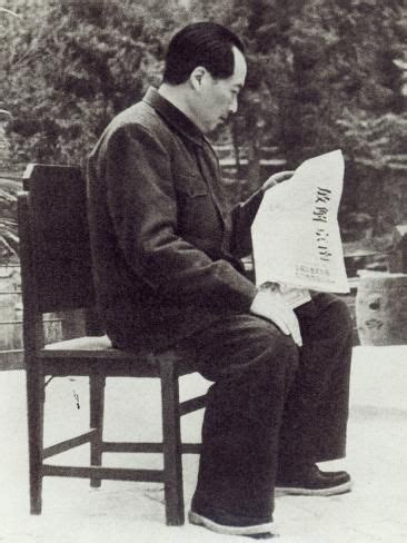 Mao Tse Tung Reading News Of Victory Photographic Print Art