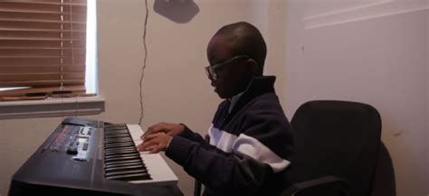 Un prodige du piano atteint d autisme devient viral après avoir reçu un