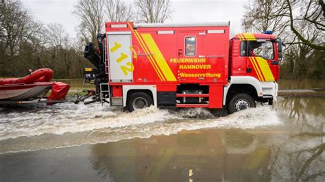 Eins Tze Im Hochwasser Schaulustige Behindern Hilfskr Fte Noz