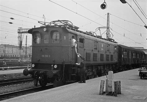 116 006 + 117 106 Koblenz 23.04.77 - Bahnbilder.de
