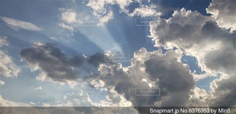 雲の隙間から太陽が差し込むの写真・画像素材 6376353 Snapmart（スナップマート）