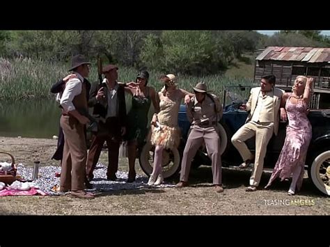 De superbes filles rent se faire baiser leurs chattes serrées dans le sexe en groupe XVIDEOS