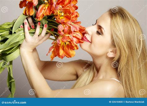 Menina Loura Bonita O Ramalhete Das Tulipas Isoladas Em Um W Foto