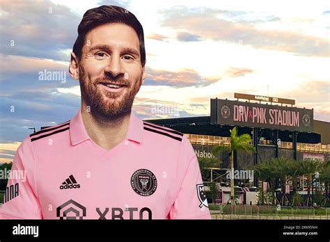 Lionel Messi Avec Le Maillot Inter Miami Et Le Stade En Arri Re Plan