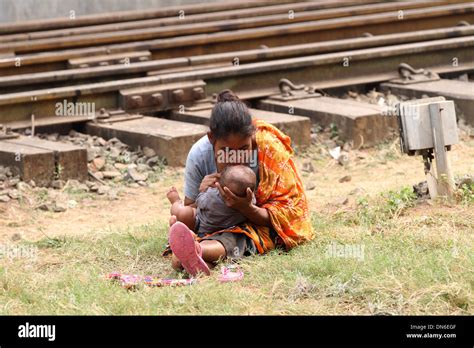 A Woman With Her Son In A Kolkata Slum Hi Res Stock Photography And