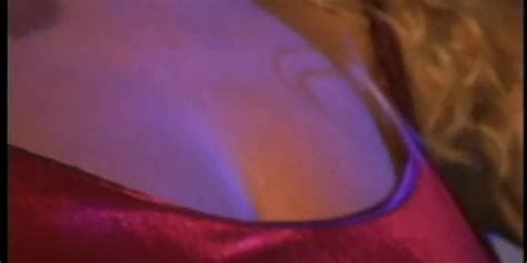 Hot blonde frotte ses seins incroyables et doigte sa boîte rasée serrée Tnaflix