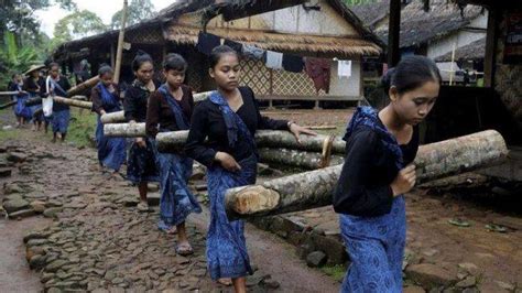 Risih Difoto Foto Gak Jelas Dan Jadi Tontonan Suku Baduy Minta