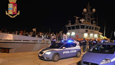 Migranti Fermati 11 Scafisti Per Lo Sbarco Dei 400 A Pozzallo La Stampa