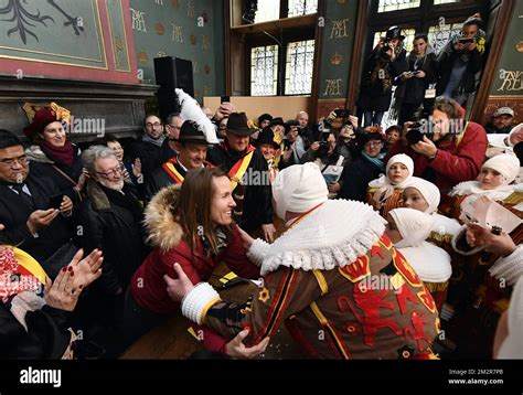 L Illustrazione Mostra Il Carnevale Nelle Strade Di Binche Marted