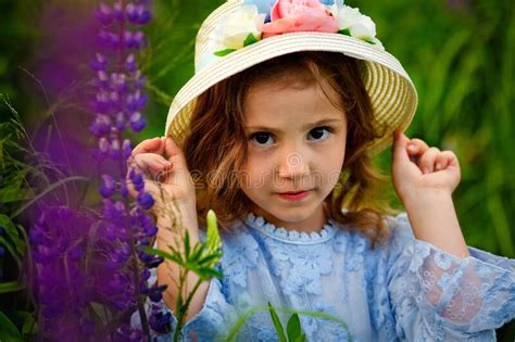 Belle Petite Fille En Robe Et Chapeau Dans Un Champ De Lupins La Fille