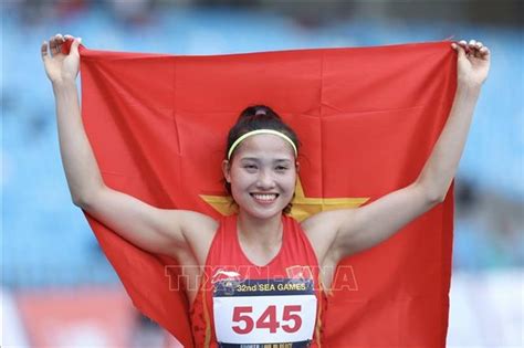 Hot girl điền kinh dân tộc Mường được bạn trai cầu hôn lãng mạn sau khi