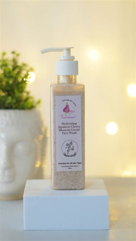 Hyderating Japanese Cherry Blossom Cream Face Wash