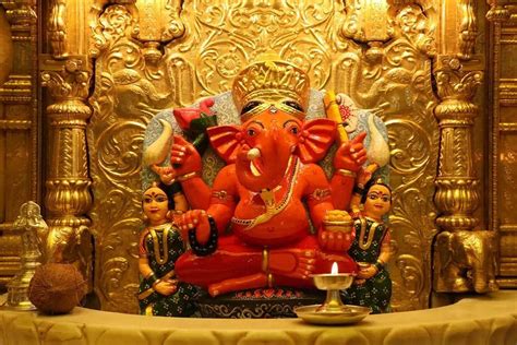 Siddhivinayak Ganpati मुंबईकरांसह जगभरातील भाविकांचे श्रद्धास्थान आहे