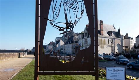 Sculpture D Un H Ros Alg Rien Vandalis E En France Des Nouvelles