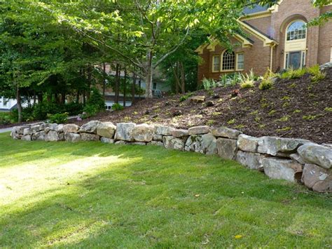 Boulder Retaining Wall By Outdoor Makeover Classique Jardin