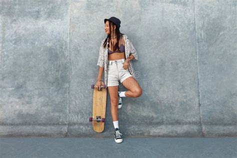 Patinadora No Skatepark Retrato Completo Do Hipster Feminino Em Roupa