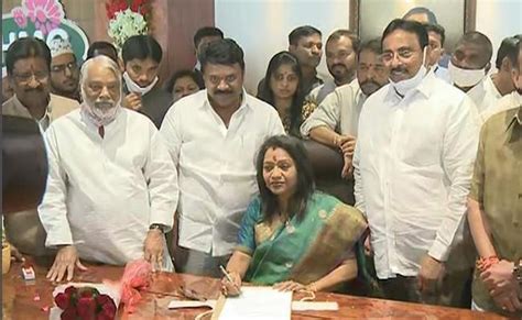 Ghmc Mayor Vijayalakshmi Gadwal Takes Charge In Hyderabad