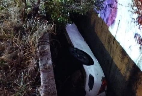 Carro Cinco Jovens Despenca De Altura De Cerca De Tr S Metros