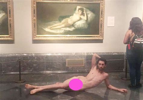 Un Artista Desnudo Frente A La Maja Desnuda En El Museo Del Prado