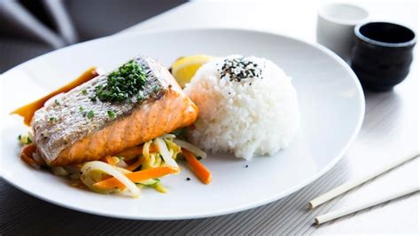 Salmón al horno con salsa de soja y miel acompañado de arroz receta