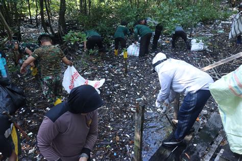 Dispoparekraf Bontang Gelar Kegiatan Bersih Bersih Kawasan Mangrove