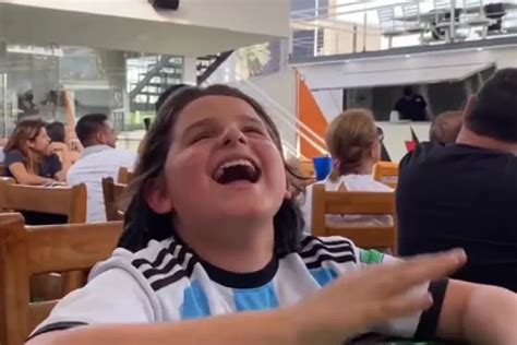 Mundial de Qatar el emotivo video del niño ciego que logró ver el