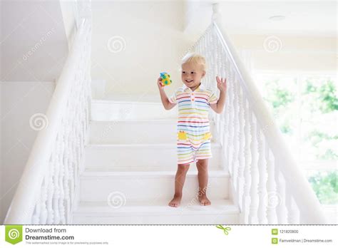 Enfants Sur Des Escaliers Enfant Entrant Dans La Nouvelle Maison Photo