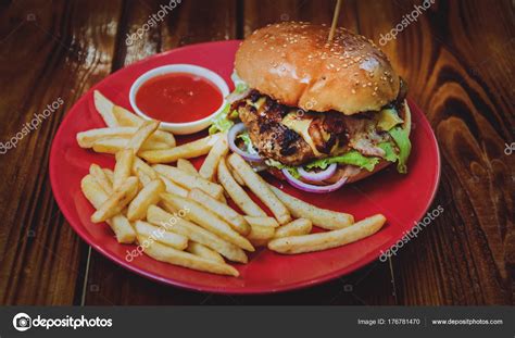 Big Cheeseburger Chips Plate Restaurant — Stock Photo © Romaset #176781470