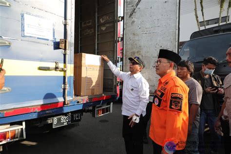 Peduli Gempa Cianjur Kemenko Marves Serahkan Bantuan Untuk Korban Bencana