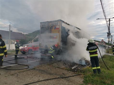 Viișoara Un tir încărcat cu carton a luat foc pe DN 17 FOTO VIDEO