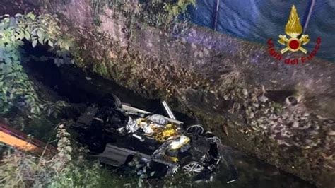 Auto Esce Di Strada E Precipita Nel Canale Morto Un 22enne E Tre Feriti