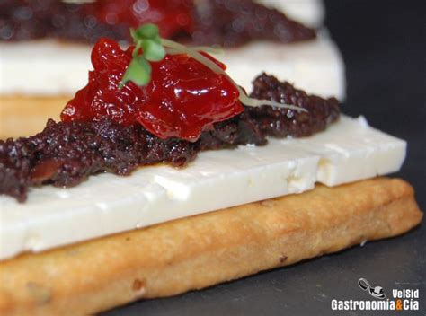 Coca De Queso Feta Tapenade Y Mermelada De Pimiento Gastronom A C A