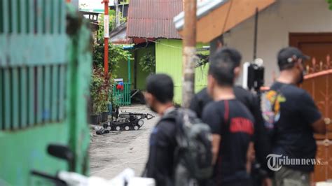 FOTO FOTO Barang Bukti Yang Diamankan Gegana Di Rumah Terduga Bom Bunuh