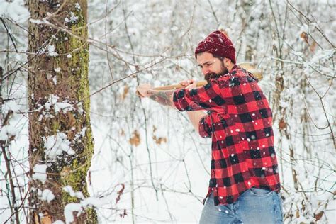 Skogsarbetare I Den Sn Ig Vinterskogen Arkivfoto Bild Av Rostigt Tr