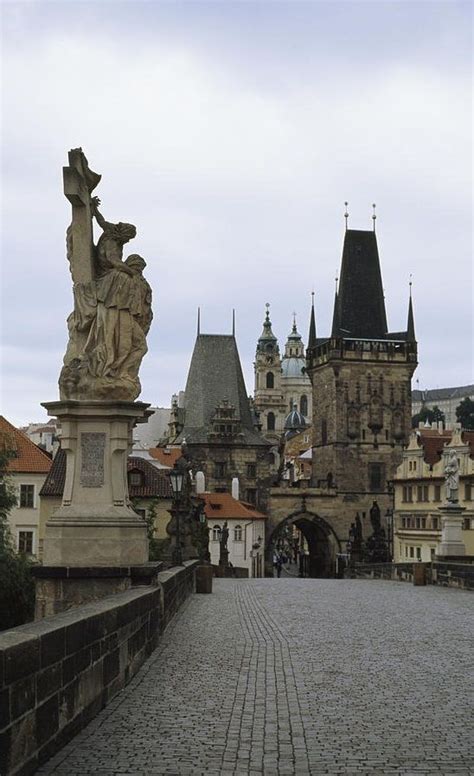 Le pont du Charles et tours de La petite ville Prague Tchéquie